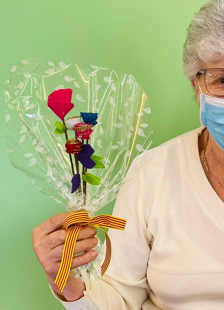 Taller de roses per Sant Jordi a càrrec de persones grans