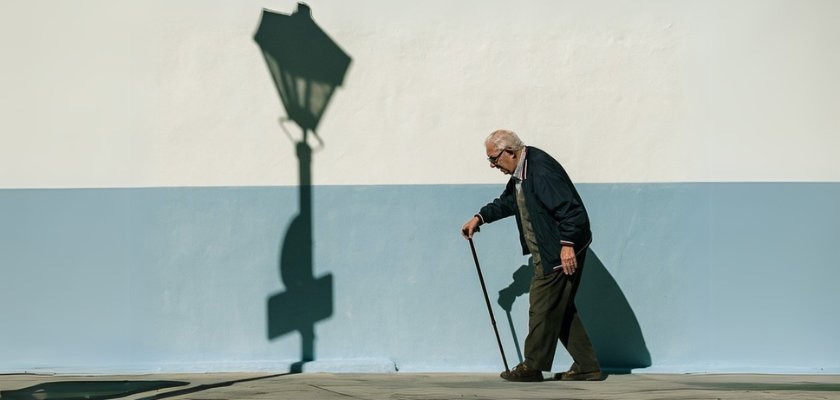 Hàbits saludables per a la gent gran - Caminar en un passeig diari