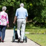 La importancia de los paseos para las personas mayores