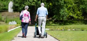 La importancia de los paseos para las personas mayores