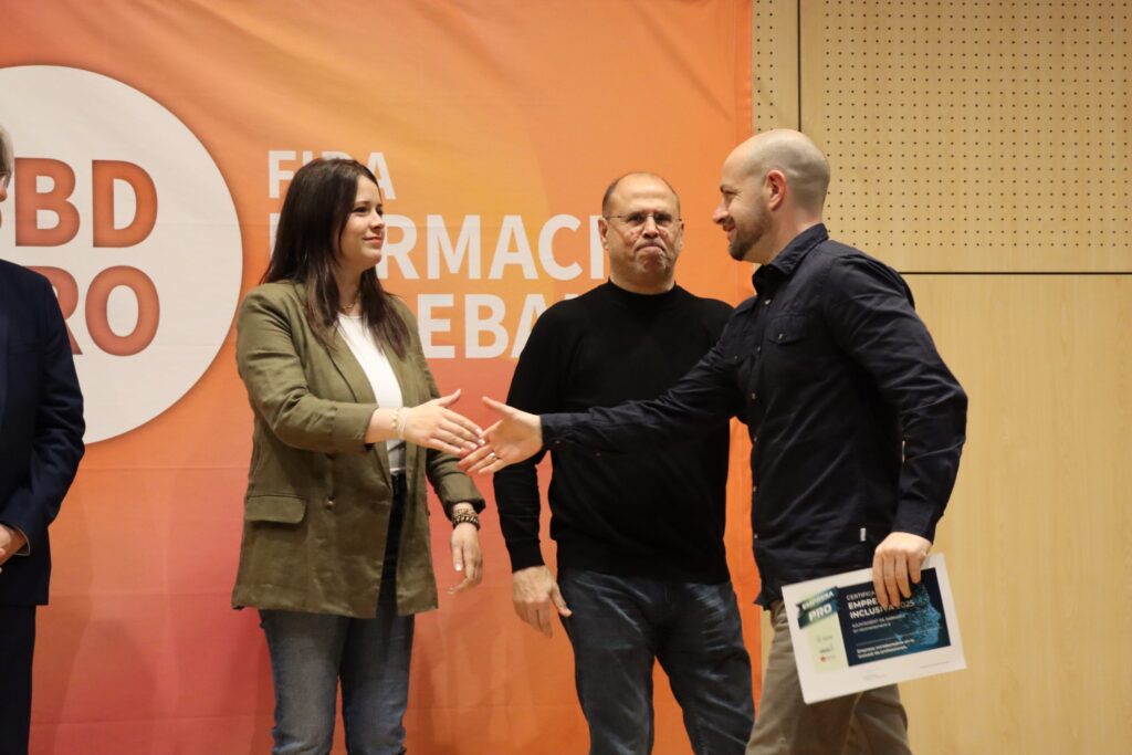 Laura Pineda, concejala de Acción Social del Ayuntamiento de Sabadell; Antonio Rodríguez, concejal de Servicios y Desarrollo Económico del Ayuntamiento de Sabadell; y Carlos Lozano, gerente de Accent Social, recogiendo el distintivo de empresa inclusiva.
