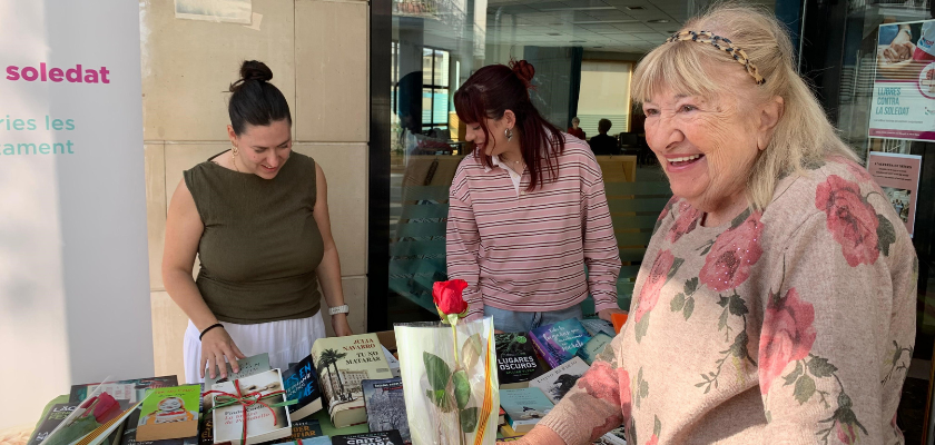 Accent Social entrega más de dos cientos libros contra la soledad entre personas usuarias del SAD por Sant Jordi